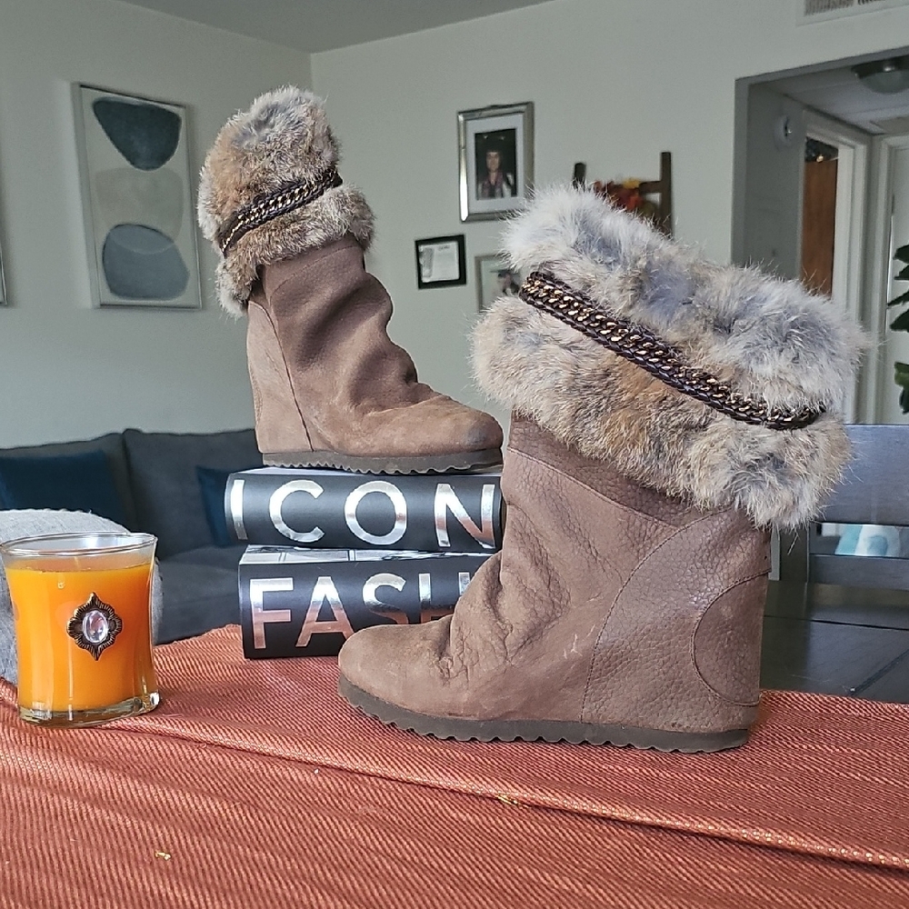 Women's Fur-Trimmed Brown Boots